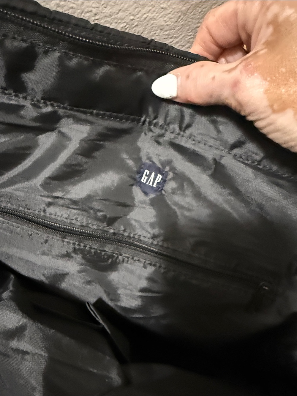 GAP Quilted Puffer Tote - Black - Picture 6 of 10